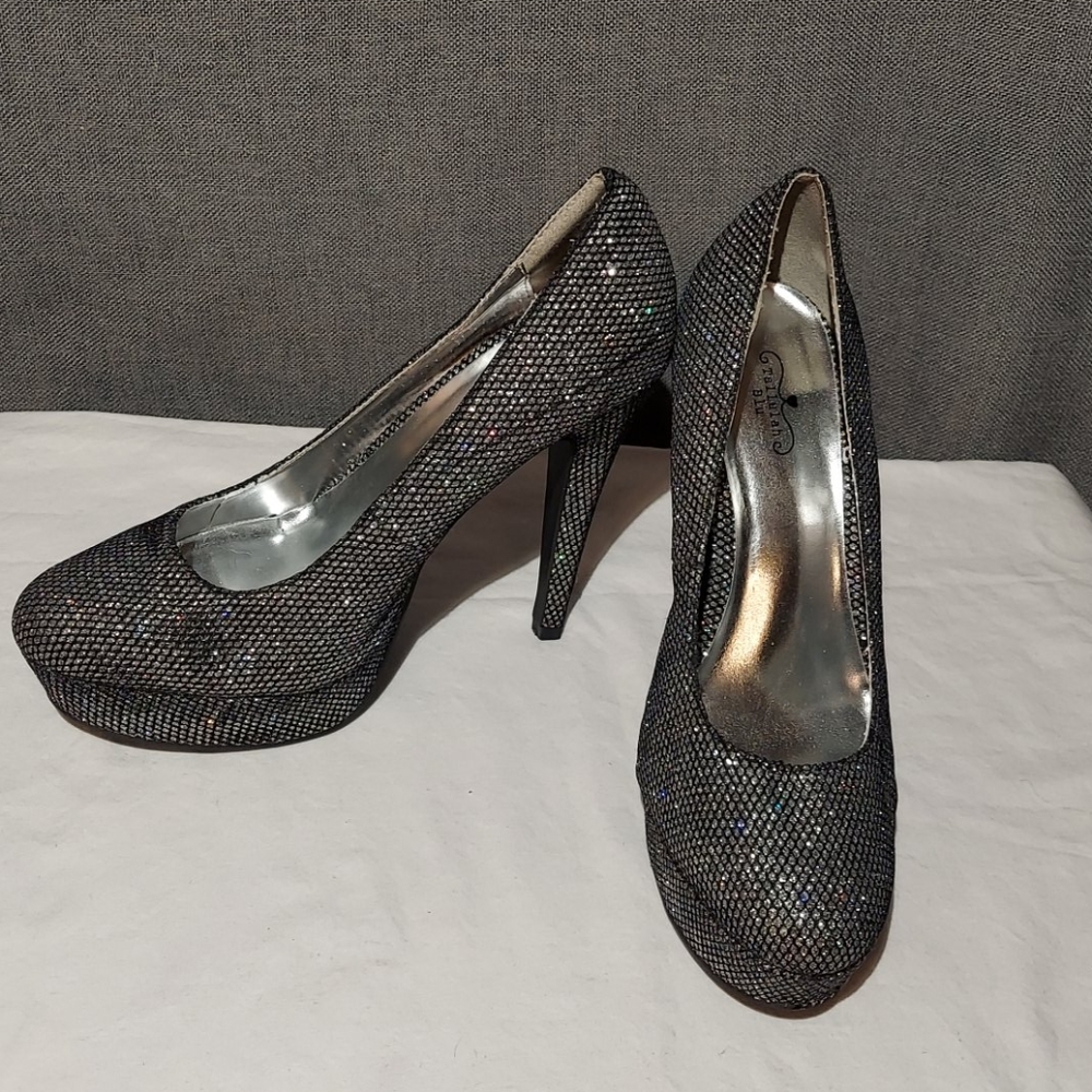 Tallulah Blu black iridescent heels size 8